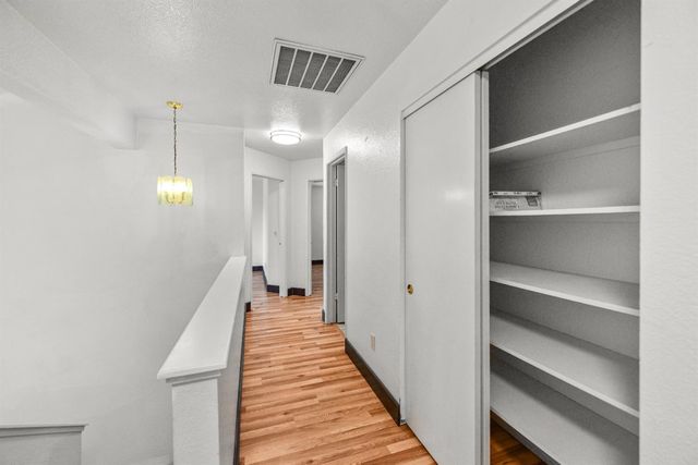 6651 Laguna Park Dr, Elk Grove, CA 95758
