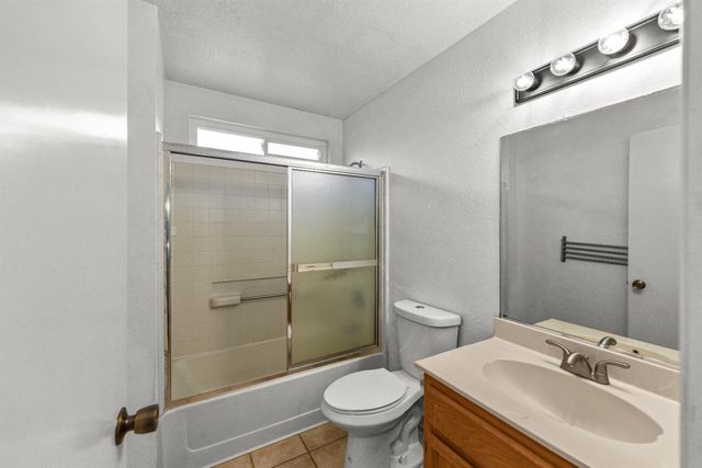 6651 Laguna Park Dr, Elk Grove, CA 95758