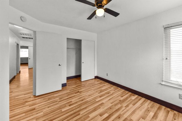 6651 Laguna Park Dr, Elk Grove, CA 95758