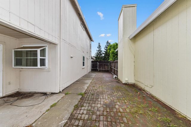 6651 Laguna Park Dr, Elk Grove, CA 95758