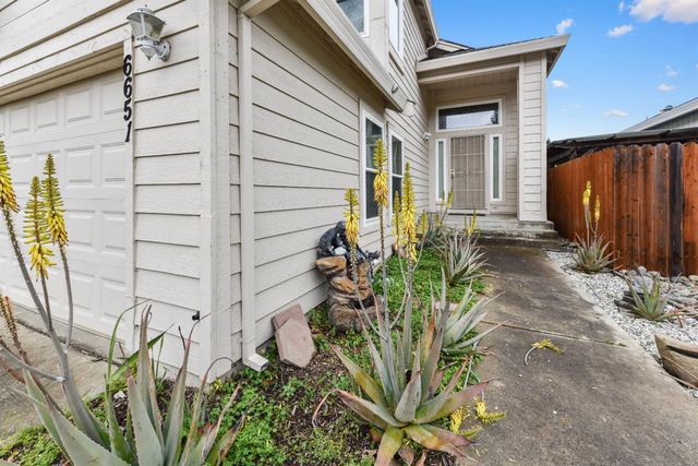 6651 Laguna Park Dr, Elk Grove, CA 95758