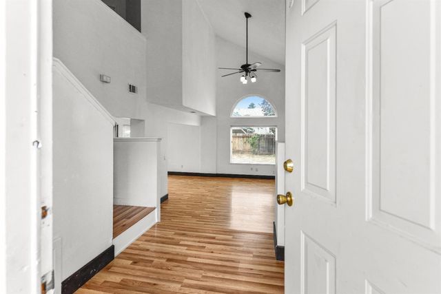 6651 Laguna Park Dr, Elk Grove, CA 95758