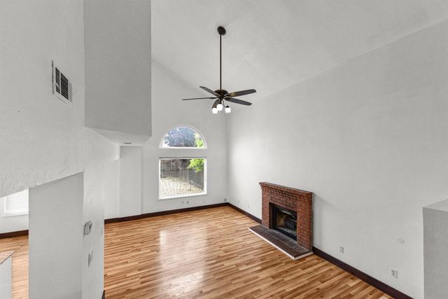6651 Laguna Park Dr, Elk Grove, CA 95758