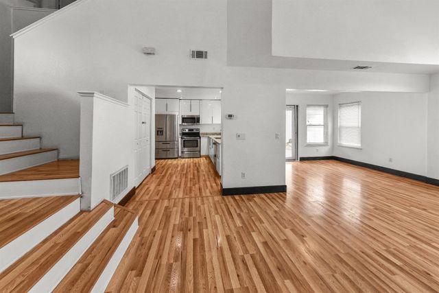 6651 Laguna Park Dr, Elk Grove, CA 95758