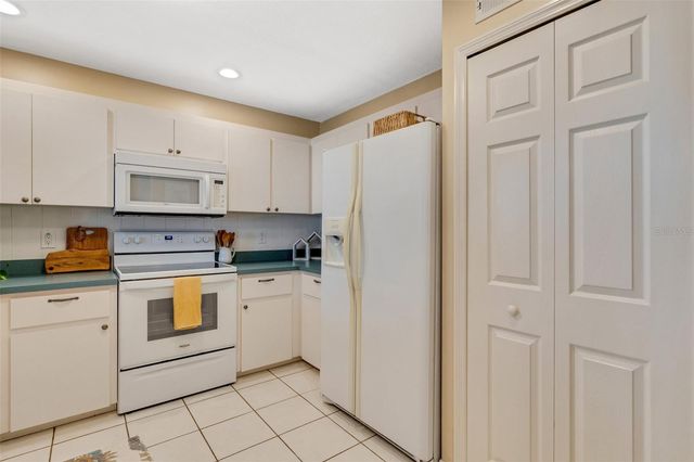8198 EAGLES PARK DR, St Petersburg, FL 33709
