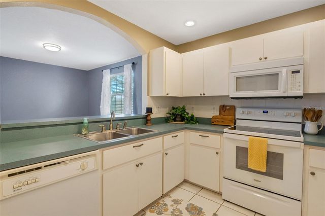 8198 EAGLES PARK DR, St Petersburg, FL 33709