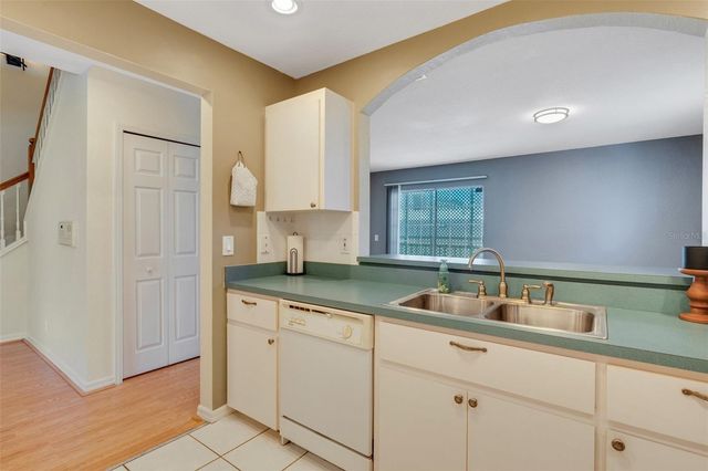 8198 EAGLES PARK DR, St Petersburg, FL 33709