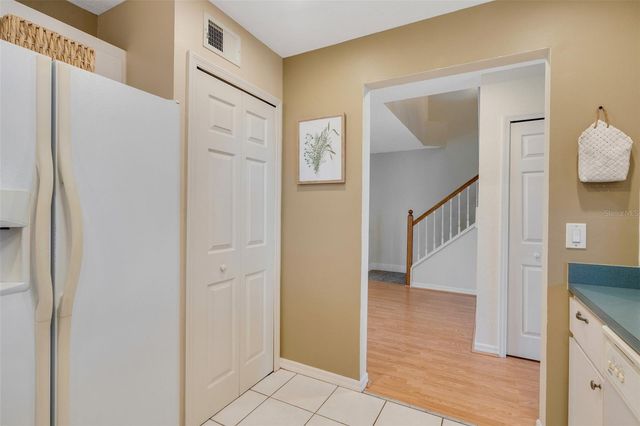 8198 EAGLES PARK DR, St Petersburg, FL 33709