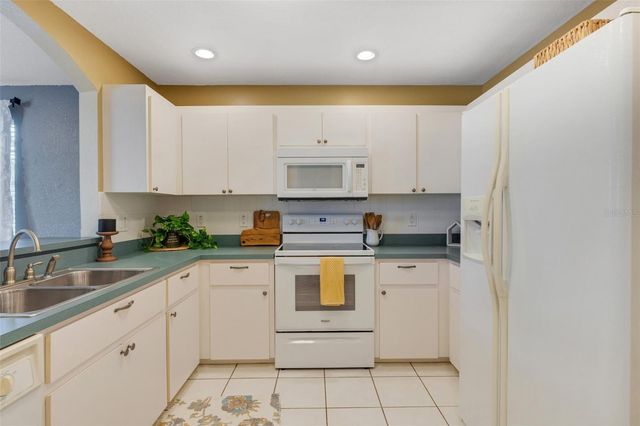 8198 EAGLES PARK DR, St Petersburg, FL 33709