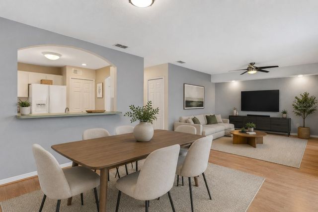 8198 EAGLES PARK DR, St Petersburg, FL 33709