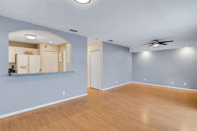 8198 EAGLES PARK DR, St Petersburg, FL 33709