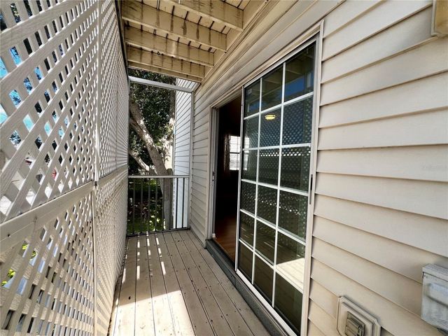 8198 EAGLES PARK DR, St Petersburg, FL 33709