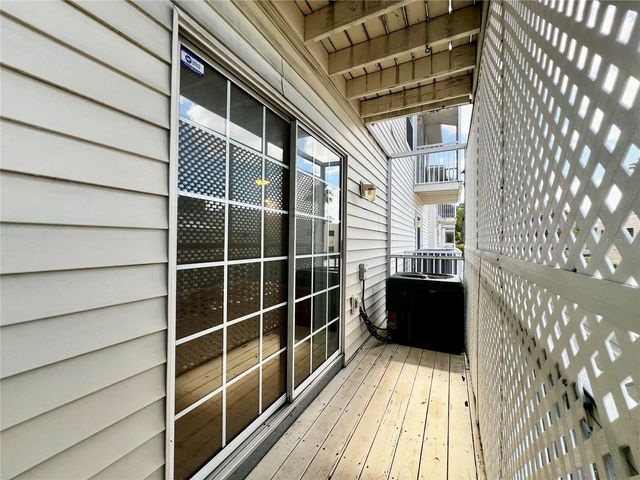 8198 EAGLES PARK DR, St Petersburg, FL 33709