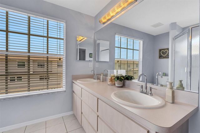 8198 EAGLES PARK DR, St Petersburg, FL 33709