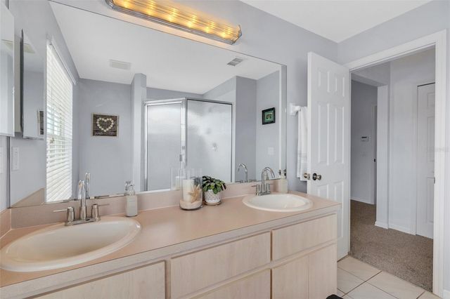 8198 EAGLES PARK DR, St Petersburg, FL 33709
