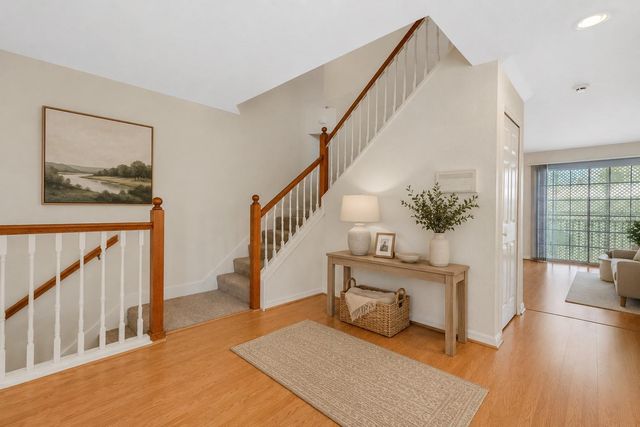 8198 EAGLES PARK DR, St Petersburg, FL 33709