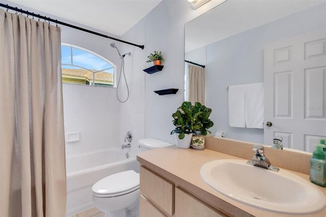 8198 EAGLES PARK DR, St Petersburg, FL 33709