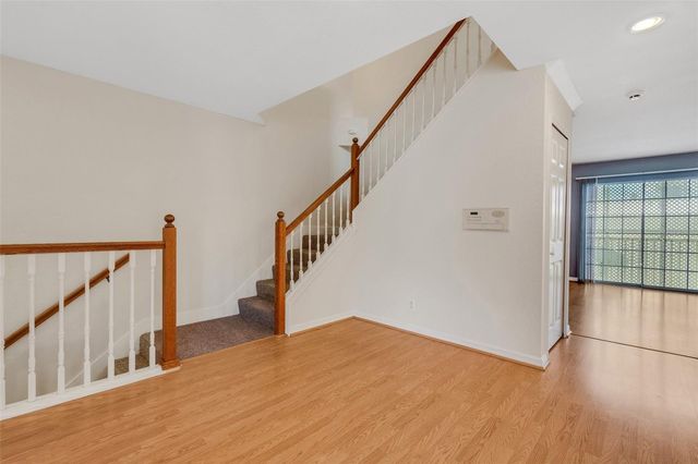 8198 EAGLES PARK DR, St Petersburg, FL 33709