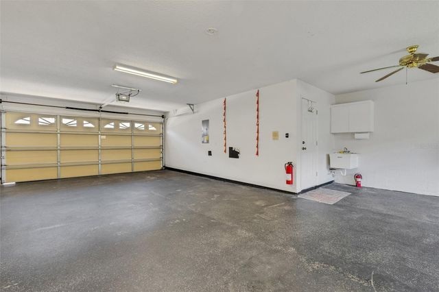 8198 EAGLES PARK DR, St Petersburg, FL 33709