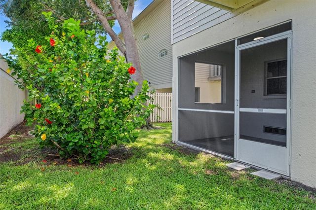 8198 EAGLES PARK DR, St Petersburg, FL 33709