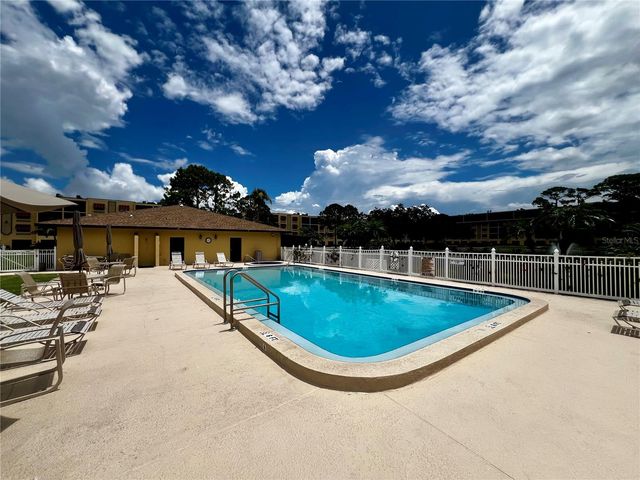 8198 EAGLES PARK DR, St Petersburg, FL 33709