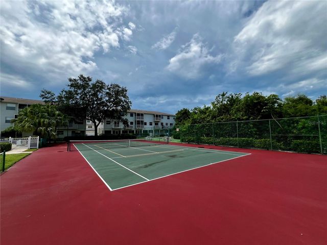 8198 EAGLES PARK DR, St Petersburg, FL 33709
