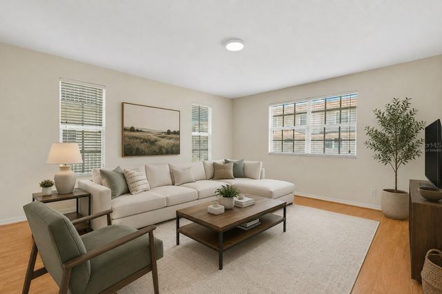 8198 EAGLES PARK DR, St Petersburg, FL 33709