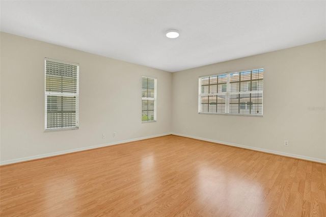 8198 EAGLES PARK DR, St Petersburg, FL 33709