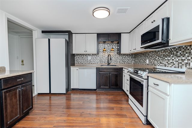 3131 Fleur Drive 208, Des Moines, IA 50321