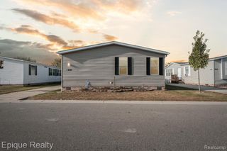 9757 Town Square, Fenton, MI 48430