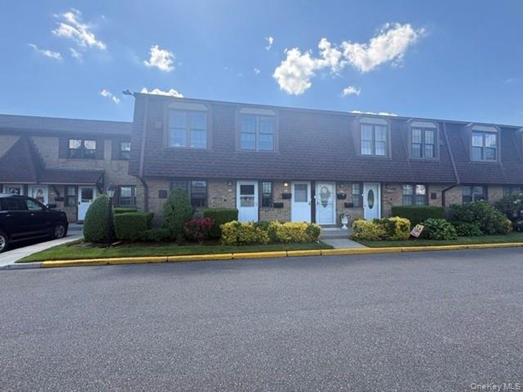 335 Mariners Way, Copiague, NY 11726