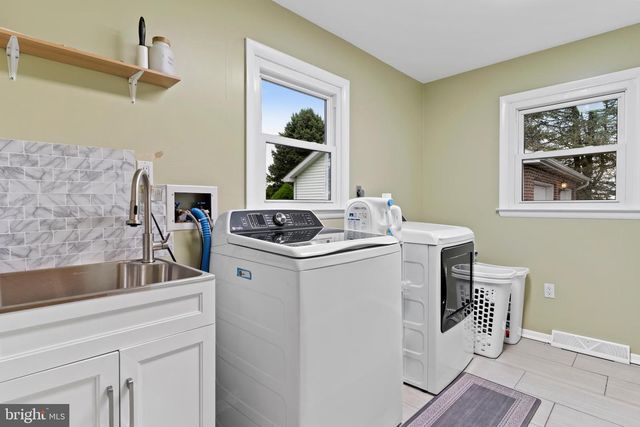 1393 LUTZTOWN RD, Boiling Springs, PA 17007