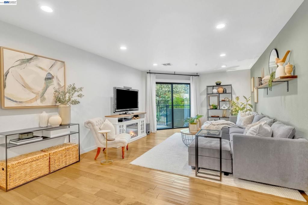Image 4 of property listing at 1201 Alta Vista Dr 108, Walnut Creek, CA 94596