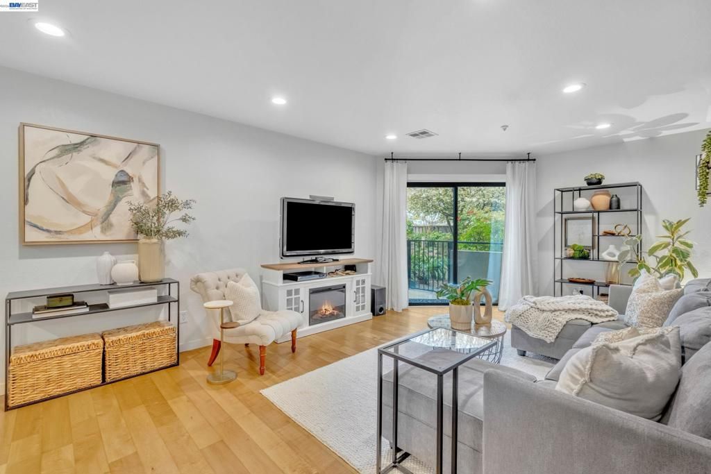 Image 5 of property listing at 1201 Alta Vista Dr 108, Walnut Creek, CA 94596