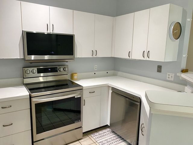 152 Tyson Commons Ln 152, Braintree, MA 02184