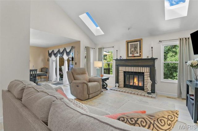 1927 King Arthur Court, St Louis, MO 63146
