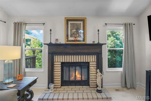 1927 King Arthur Court, St Louis, MO 63146