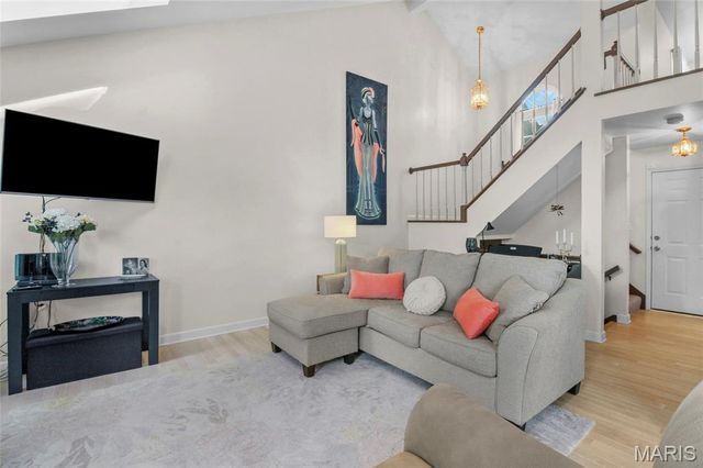 1927 King Arthur Court, St Louis, MO 63146