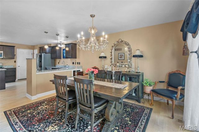1927 King Arthur Court, St Louis, MO 63146