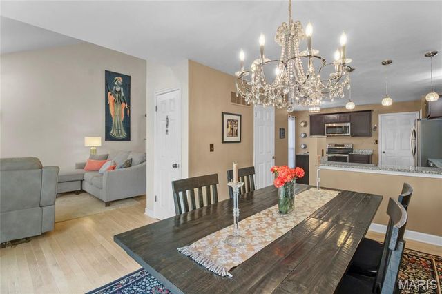 1927 King Arthur Court, St Louis, MO 63146