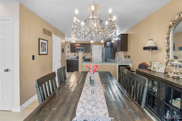 1927 King Arthur Court, St Louis, MO 63146