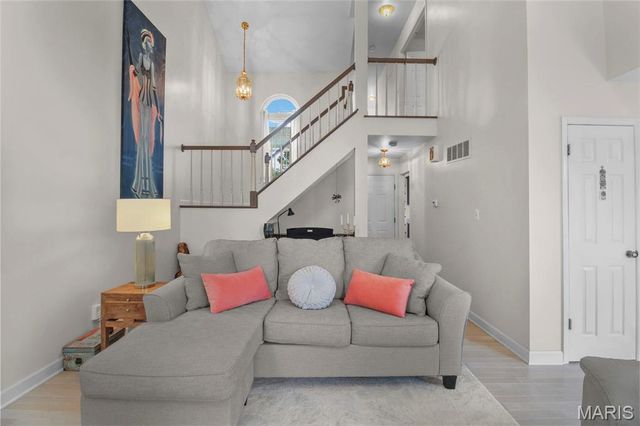 1927 King Arthur Court, St Louis, MO 63146