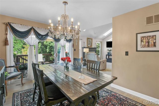 1927 King Arthur Court, St Louis, MO 63146