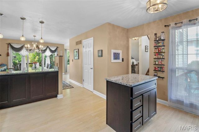 1927 King Arthur Court, St Louis, MO 63146