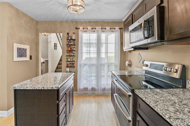 1927 King Arthur Court, St Louis, MO 63146