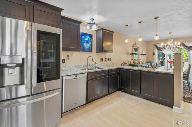 1927 King Arthur Court, St Louis, MO 63146