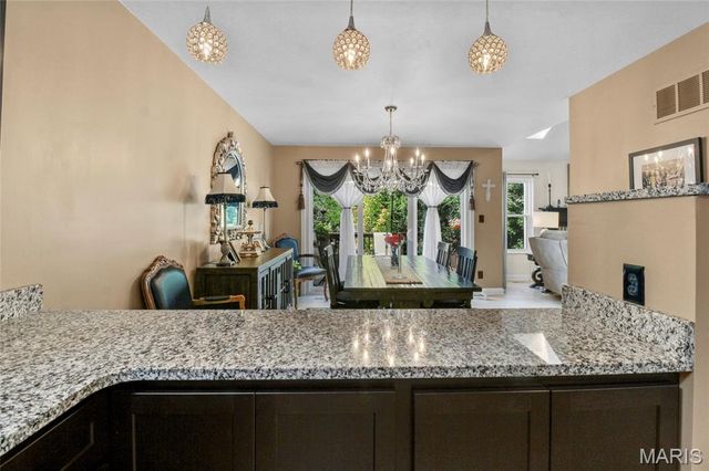 1927 King Arthur Court, St Louis, MO 63146