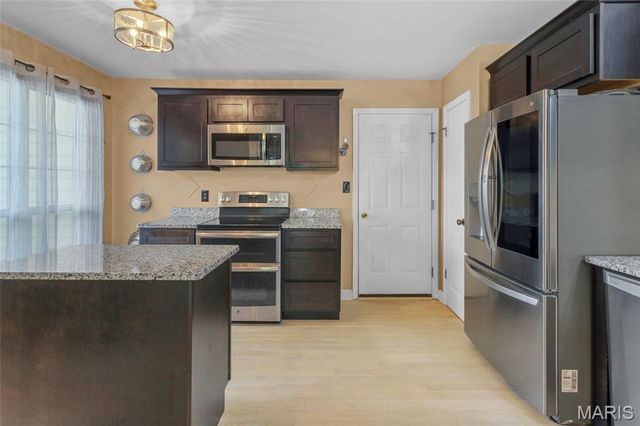1927 King Arthur Court, St Louis, MO 63146