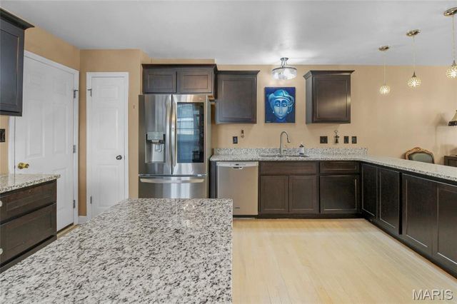 1927 King Arthur Court, St Louis, MO 63146