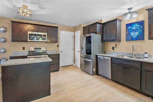 1927 King Arthur Court, St Louis, MO 63146